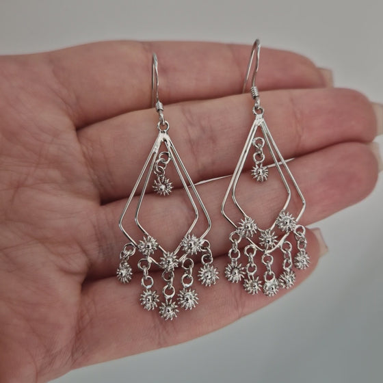 Hängande silver örhängen chandelie