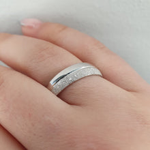  Förlovningsring i äkta silver med Facetterad design