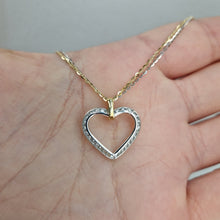  Halsband och ett hjärta hängsmycke i tvåfärgat 18k guld
