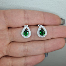  Droppformade örhängen med grön kristall i silver