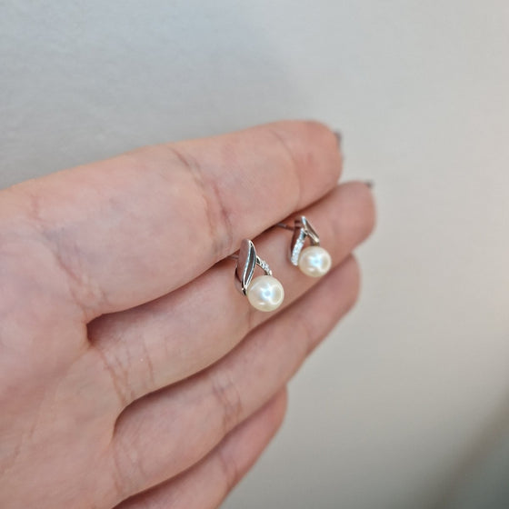 Örhängen i vitguld med pärla och diamanter