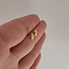 Örhängen blad formade med mönster i 18k guld