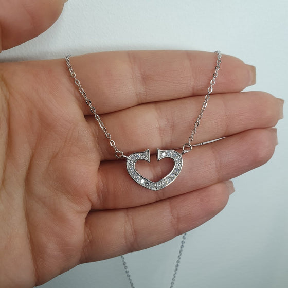 Silverhalsband med ett hjärta med stenar