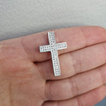  Silverhänge ett kors med småstenar