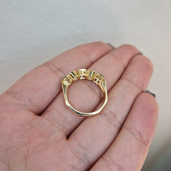 Unik design på ring i 18k guld med kristaller