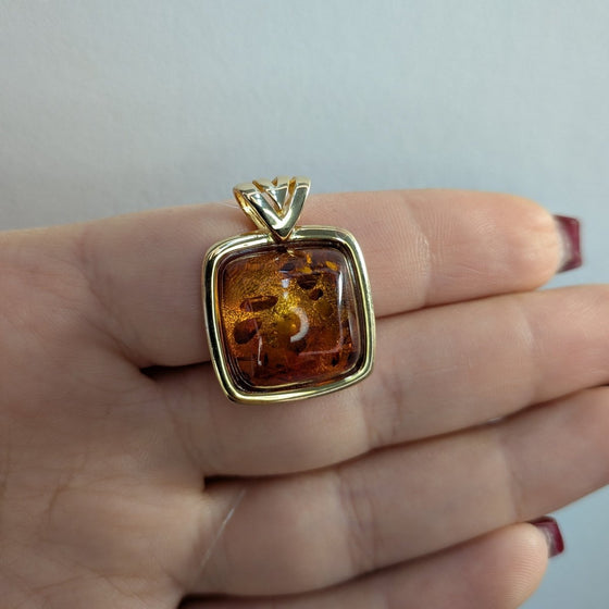 Bärnstens hänge i förgyllt sterling silver