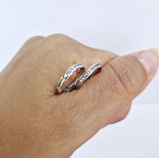 Creoler i 18k vitguld med Cubic Zirconia stenar