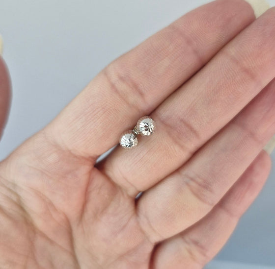 Facetterade Runda Örhängen 18k Vitguld