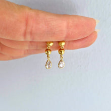  Hängande Örhängen Med Drop Design 18K Guld och Zirconia
