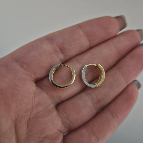 Örhängen två färgade 18k guld creoler