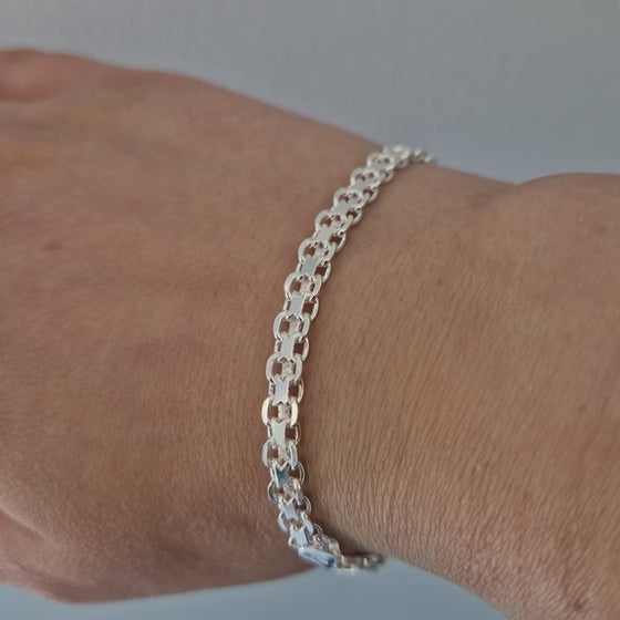 X-länk armband utan stav. Tillverkad i äkta silver 925. Glänsande och fin i design. Passar alla tillfällen.