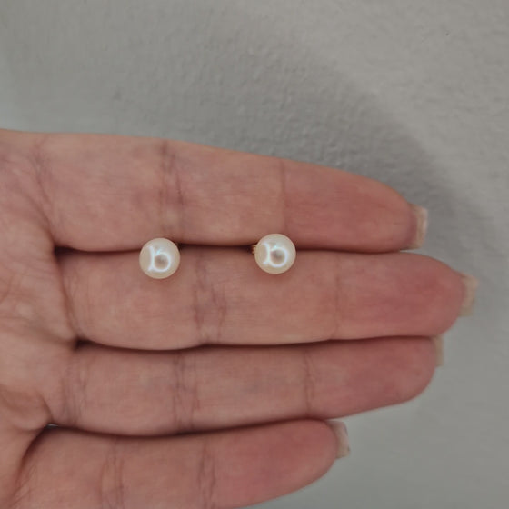 Örhängen med sötvattenspärlor i 18k 