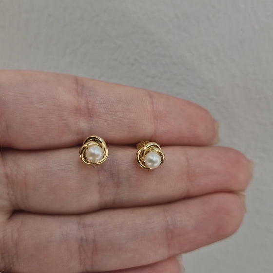 Örhängen i 18k guld med vit pärla