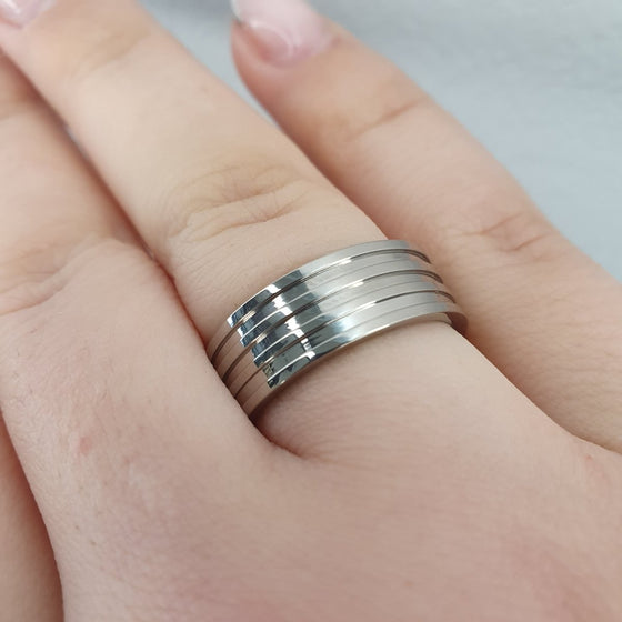 Förlovningsring i titan. Bred, blank med unik design