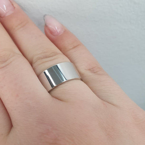 Slät och blank förlovningsring i silver