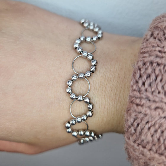 Armband runda ringar med kulor i silver