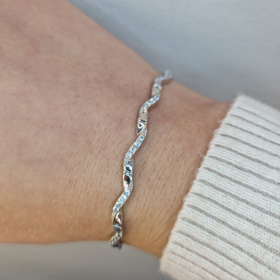 Armband vågig med kristaller i 18k vitguld