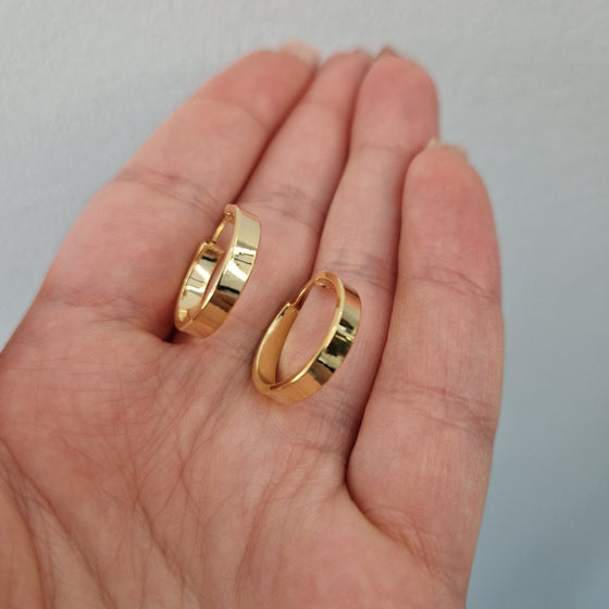 Kantiga och släta creoler i 18k guld