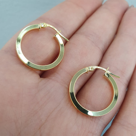 Kantiga creoler i 18k guld