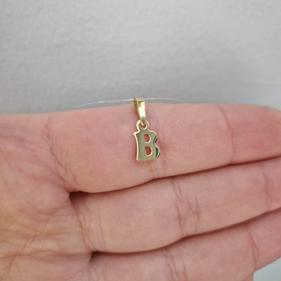 Mindre bokstav i 18k guld