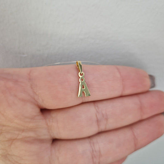 Mindre bokstav i 18k guld