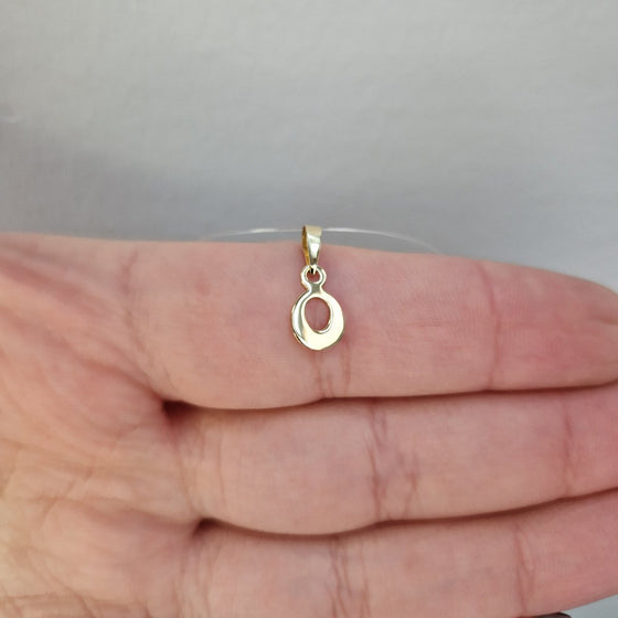 Mindre bokstav i 18k guld