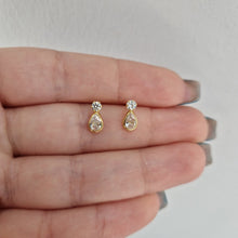  Örhängen med oval kristall