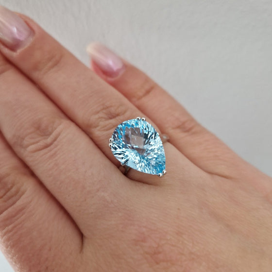 Ring med droppformad topas