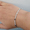 Stelt silver armband med stenar
