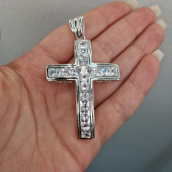Stort silver kors med fyrkantiga stenar